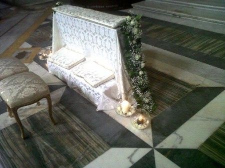 Fiori e candele altare