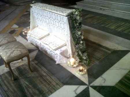 Fiori e candele altare