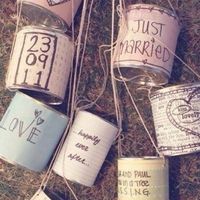 I barattoli i vuoti da attaccare dietro alla macchina all'uscita della chiesa.