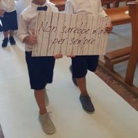 il cartello che hanno portato due dei paggetti