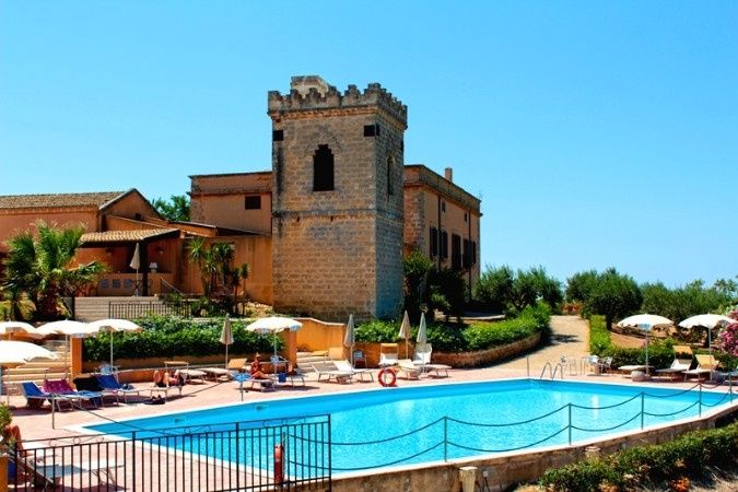 piscina e torre da un lato