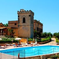 piscina e torre da un lato