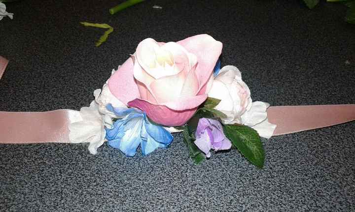 Bracciali con fiori finti per le mamme degli sposi - 2