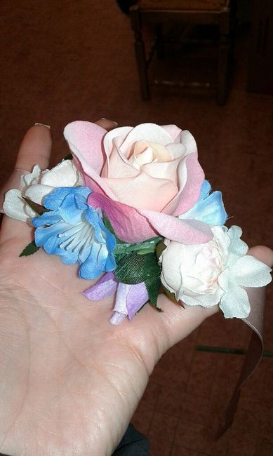 Bracciali con fiori finti per le mamme degli sposi - 3