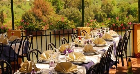 sedie nude con tovaglia