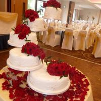 Torta Nuziale a piani sfalzati con le rose rosse