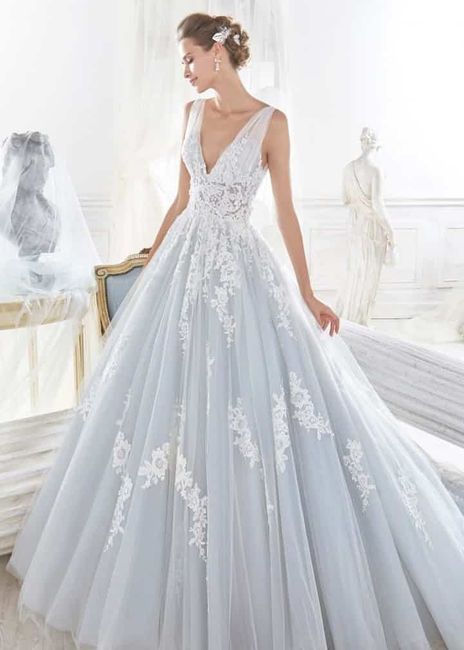 Acconciatura con vestito scollo a v 3