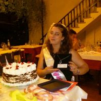 Cena che si trasforma in un addio al nubilato tra colleghe - 3