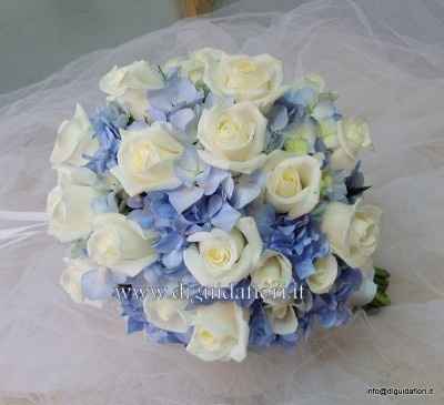 Bouquet con fiori azzurri - 1
