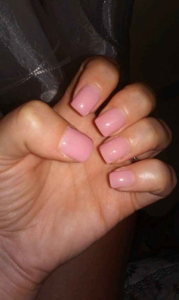 Troppo forte come colore x la manicure? - 1