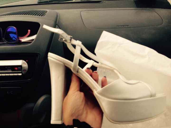 Ragazze, ma di piedi con le scarpe del matrimonio! - 1