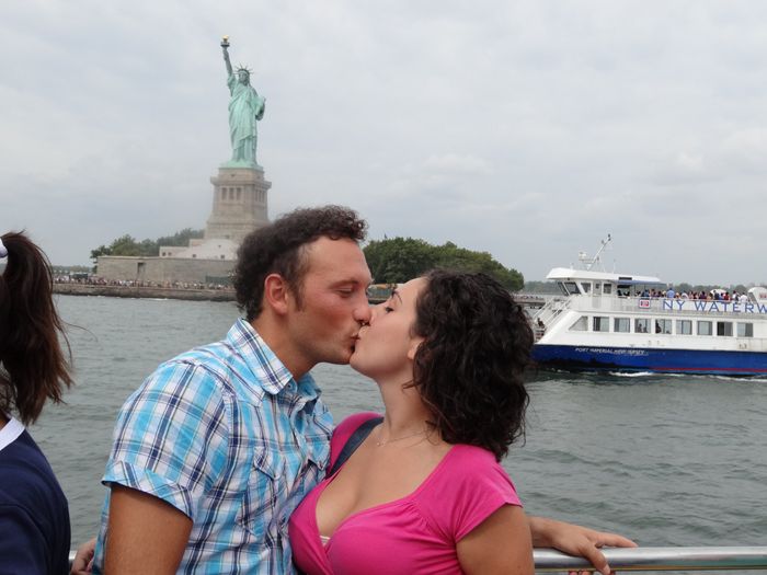 Bacio sotto la statua della libertà