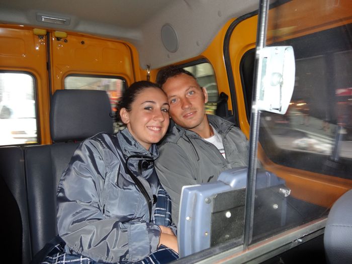 In un taxi giallissimooooo :)