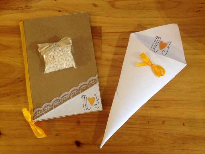 Libretto con riso e "cono" confettata aperto