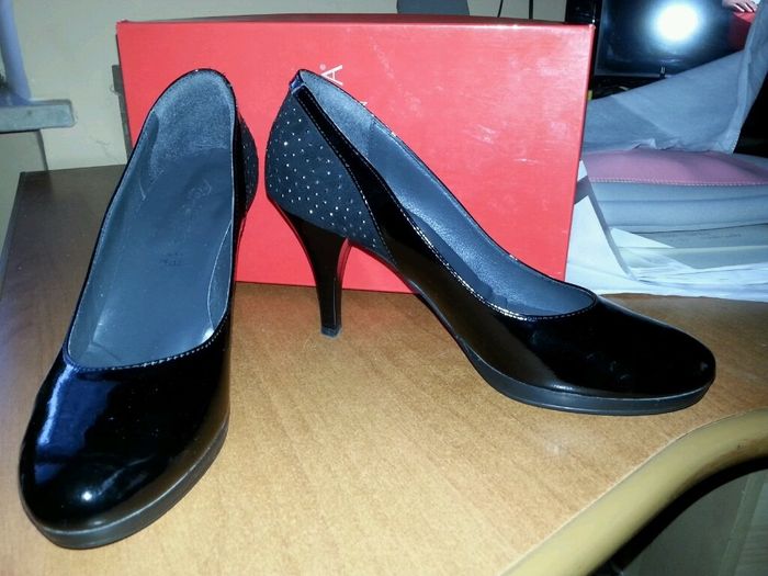 Mi fate vedere le vostre scarpe? - 1
