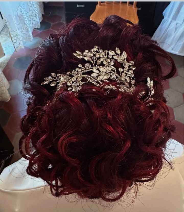 Che accessorio userai per i capelli nel grande giorno? 👑✨ - 1