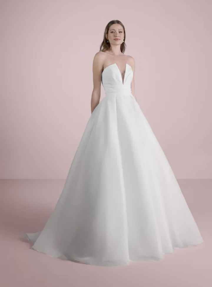 Moda sposa 2025, abito liscio: quale? - 2