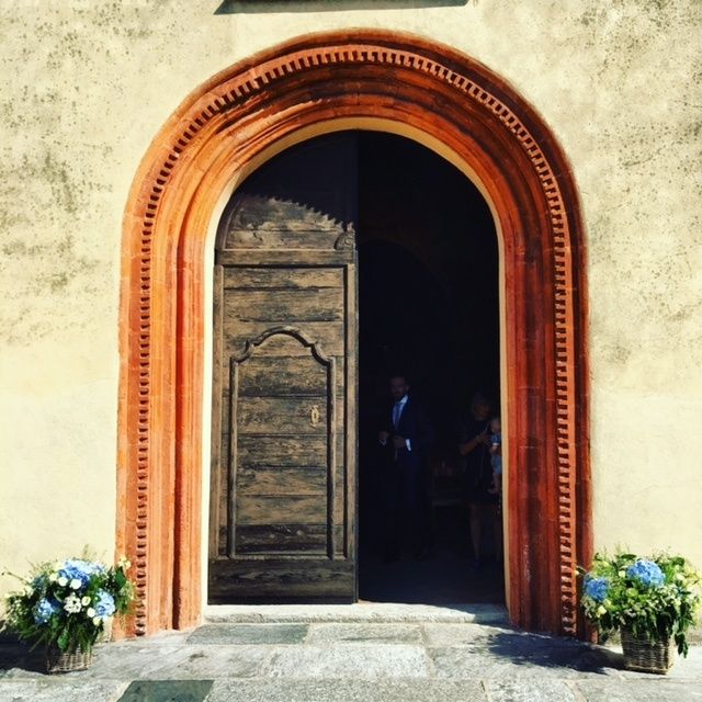 L'ingresso della chiesa coi fiori