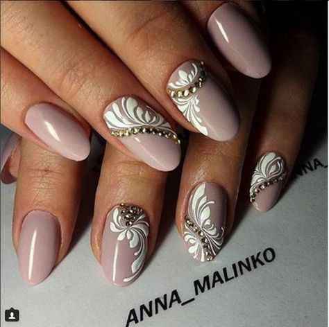 nail art nude con ricami e lustrini