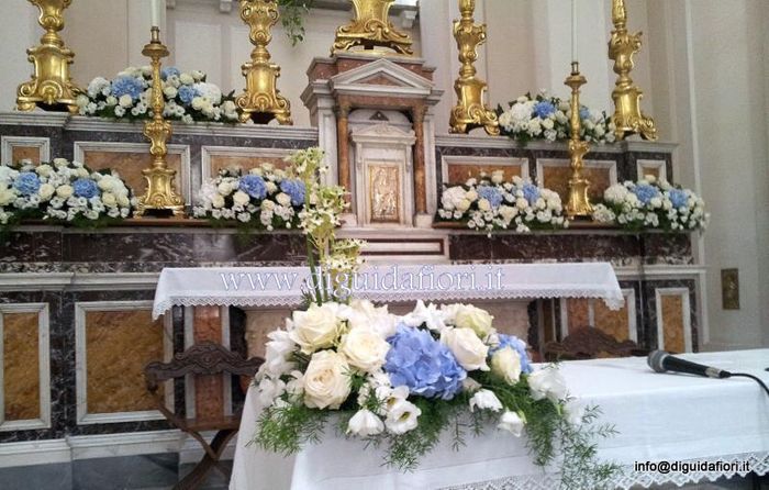 idea per fiori chiesa...con ortensie azzurre rose bianche/panna e lisianthus, bouvardia oltre il vel
