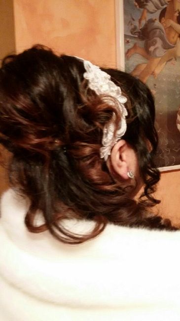Acconciatura semi raccolto per capelli medi.. - 1