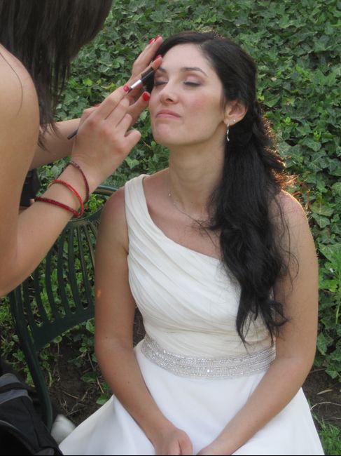 TRUCCO PRIMA DEL SERVIZIO FOTOGRAFICO