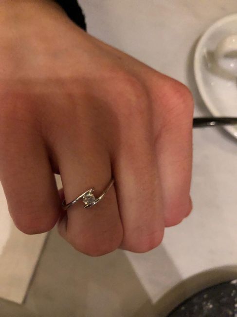 E ora mostraci una foto del tuo anello di fidanzamento! - 1