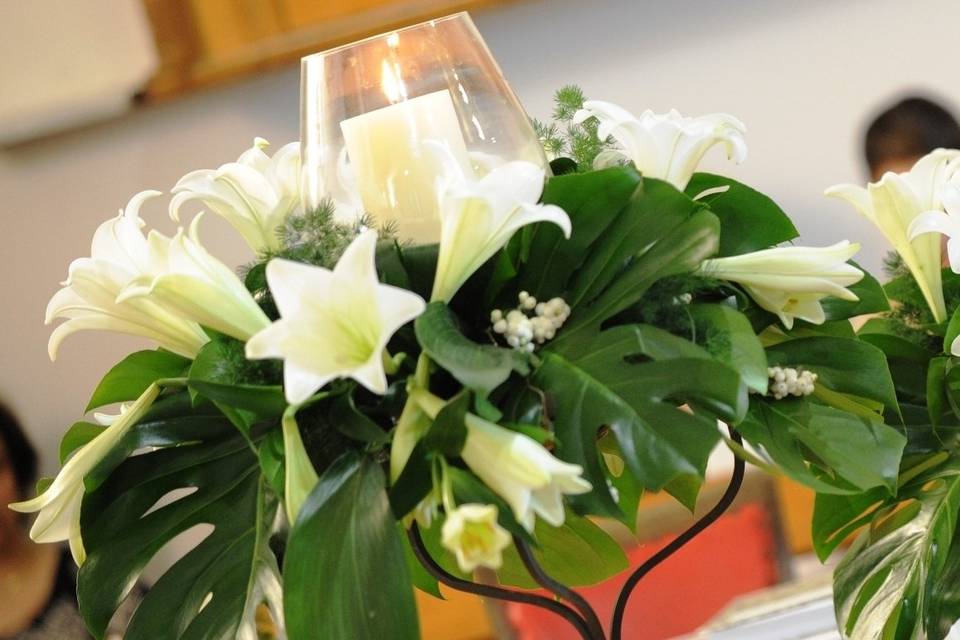 Composizioni con candele e fiori