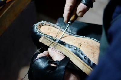 L'arte di cucire scarpe a mano