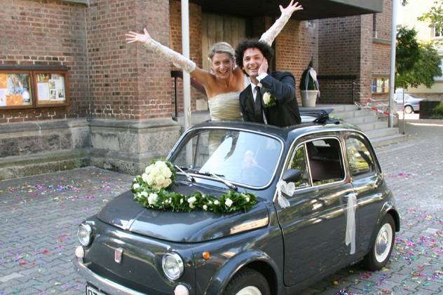 La sposa e lo sposo nella sua auto