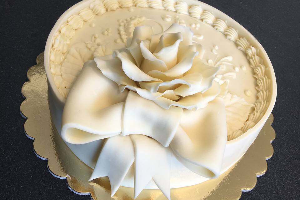 White chocolate rose cake