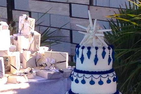 White and blue wedding cake total