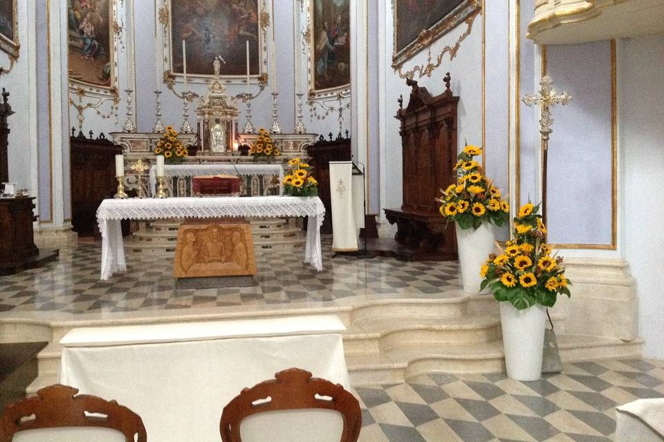 Chiesa con girasoli