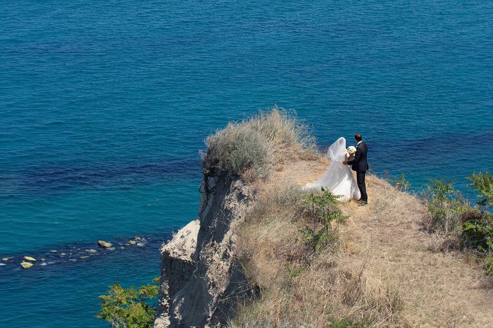 Panorama di sposi sul mare