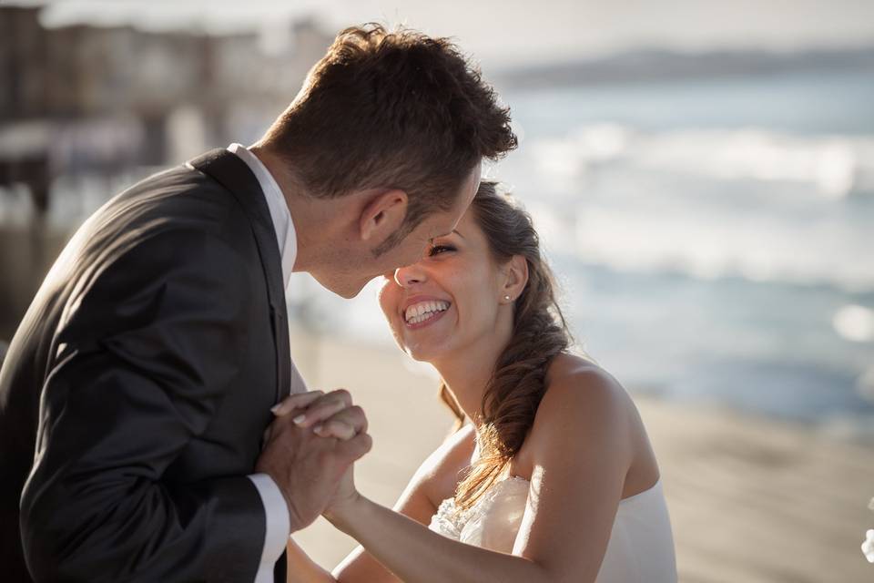 Sposi sorridenti in spiaggia