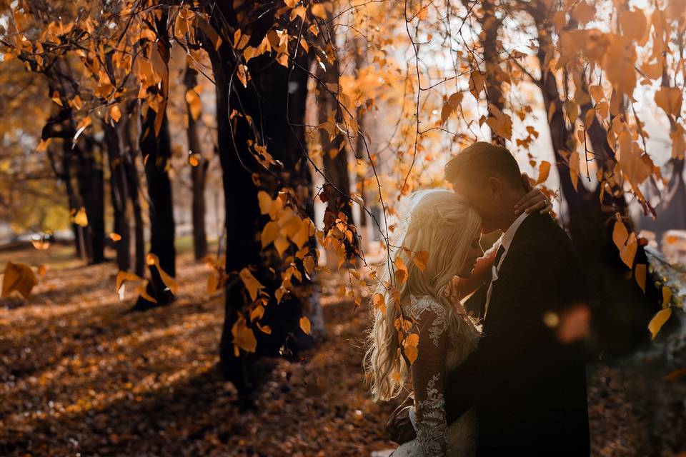 Coppia di sposi in autunno
