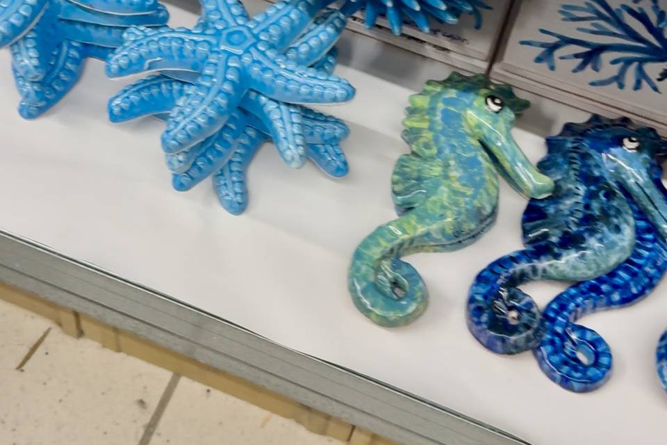 Ricci e cavallucci in ceramica