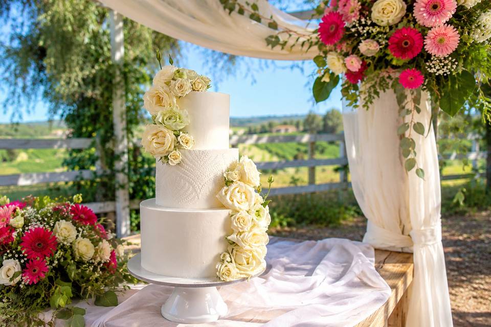 Torta con rose bianche vere