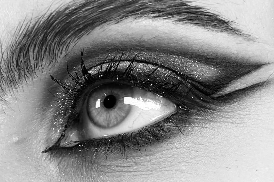 Graphic eyeliner