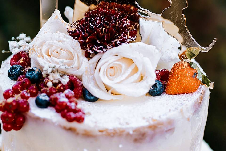 Torta frutta e fiori