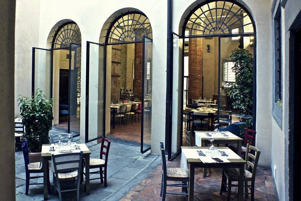 Sala ristorante cortile intero