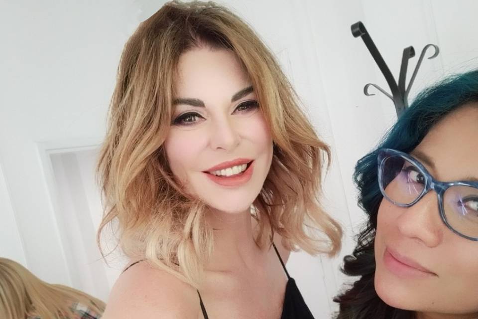 Alba Parietti trucco e capelli