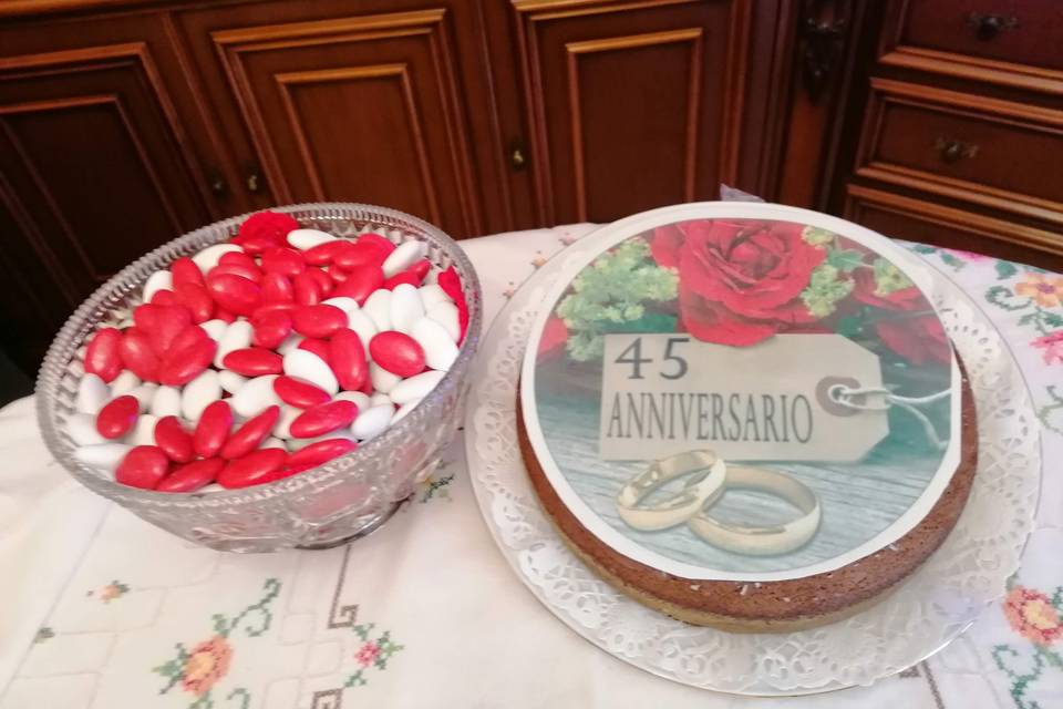 Torta e confetti anniversari