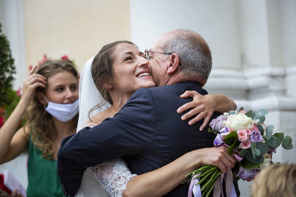 Lìabbraccio della sposa