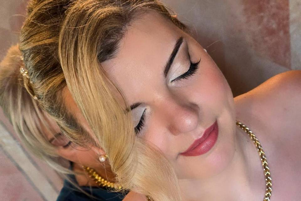 GLAM MAKE-UP