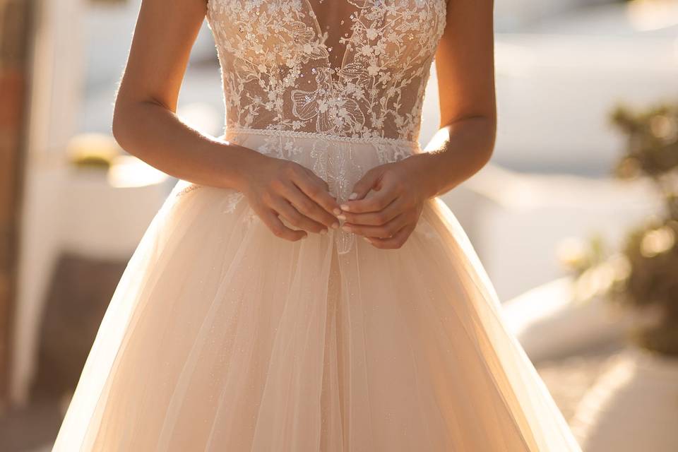 Abito nude con pizzo e tulle