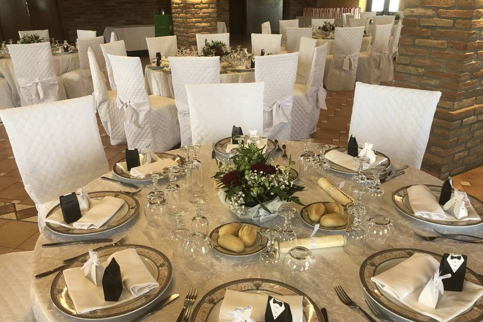 Sala con tavoli rotondi