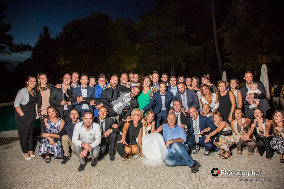 Foto di gruppo con sposi e fot