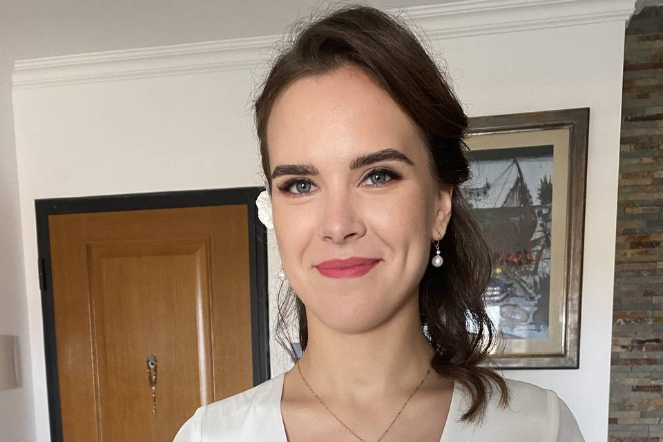 Capelli semiraccolti e trucco