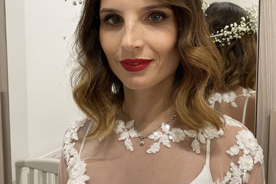 Wave hair and red lips